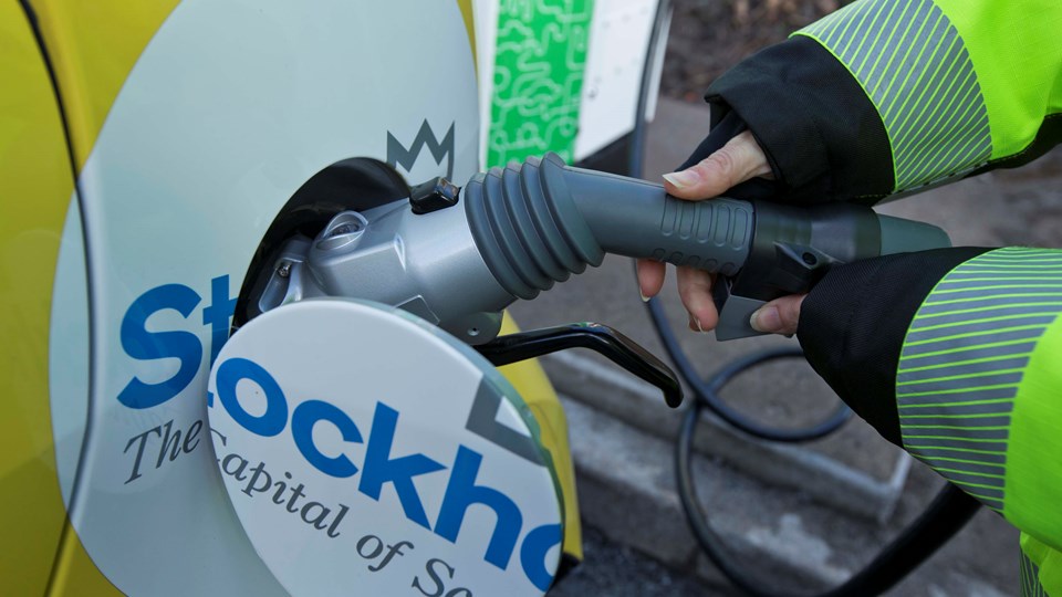 Läs mer om artikeln ”Laddstolpar i gatumiljön ett feltänk”