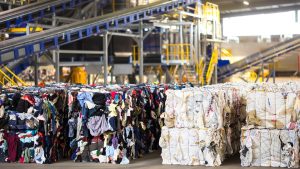 Maskin som sorterar kasserade kläder kan öka återvinningen